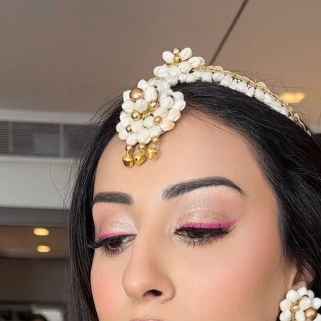 Isha Khanna | Makeup Artist on Instagram: "That pop of pink is giving life to the look!!! What do you think? @vaidehi43 for her haldi Outfit @paulmiandharsh Hair @hairbysantosh" Mehendi Bridal Makeup, Haldi Eyeshadow Look, Haldi Makeup Look For Bridesmaid, Mehendi Eye Makeup Looks, India Makeup Ideas, Pink Haldi Outfit, Haldi Makeup Look Simple, Haldi Makeup Look For Bride, Haldi Eye Makeup Look