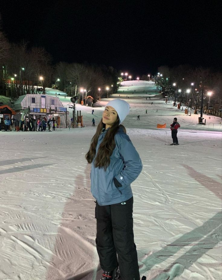 Snowboarding Fits Aesthetic, Snow Hike Outfit, Cute Snow Outfit, Winter Pose Ideas, Baggy Snowboard Outfit, Skiing Outfit Aesthetic, Outfits For The Snow, Snowboarding Outfit Aesthetic, Snow Pics Instagram