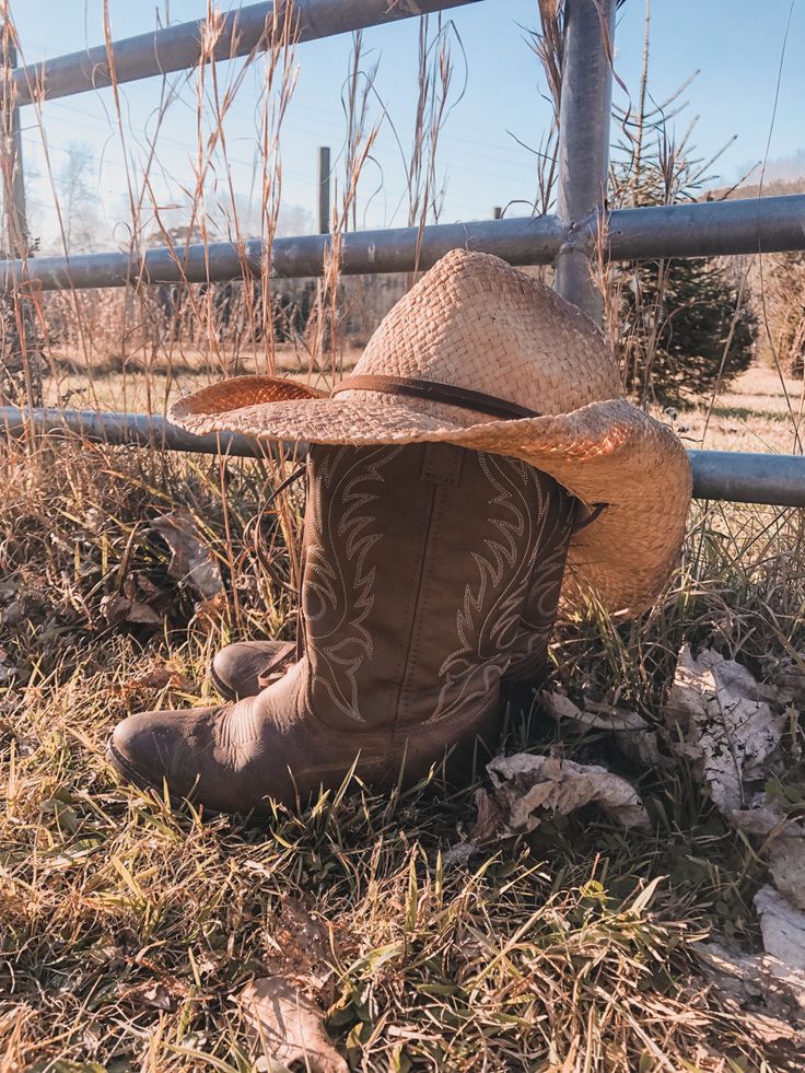 Country Hat Aesthetic, Cowboy Boot Photography, Cowboy Hat Aesthetic Wallpaper, Cowboy Boots Photography, Cowgirl Hat Aesthetic, Cowboy Boot Aesthetic, Aesthetic Cowboy Hat, Talkin Tennessee, Cowboy Hat Aesthetic