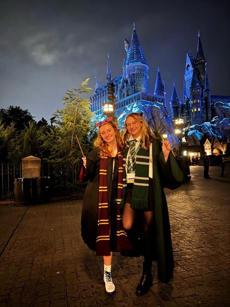 Harry Potter Orlando Outfit, Hogwarts Friends Aesthetic, Universal Studios Outfit Harry Potter, Universal Studios Photo Ideas, Harry Potter World Outfit, Universal Studios Orlando Outfit, Universal Outfit Ideas, Theme Park Outfit Ideas, Park Outfit Ideas