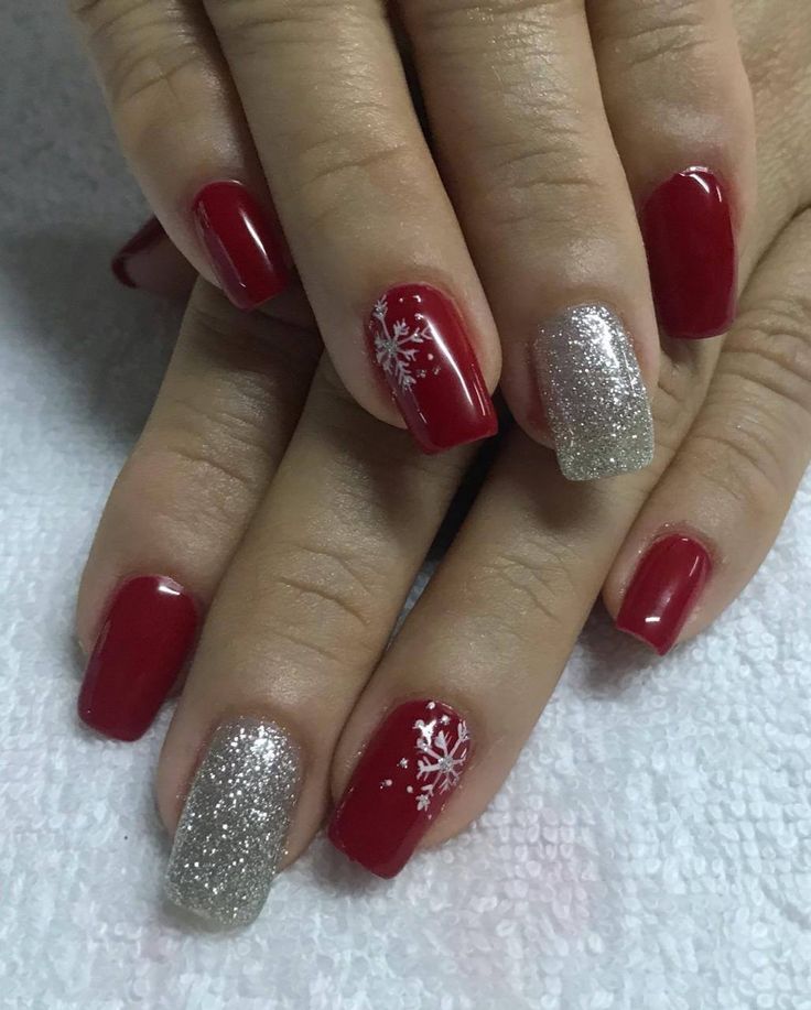 Julnaglar Glitter, Gel Nails For Christmas Simple, Christmas Red And Silver Nails, Christmas Party Nail Ideas, Square Nails Christmas Art Designs, Gel Nails Ideas Short Christmas, Red Nails With Snowflake Design, Classy Christmas Nails Square, Christmas Nails Elegant Holidays