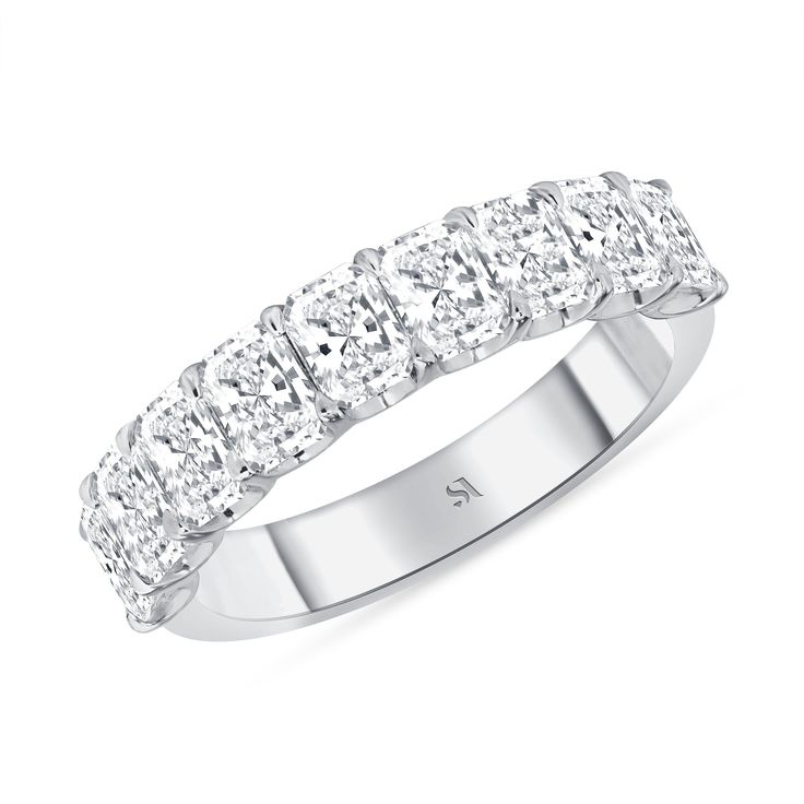 a white gold ring with five princess cut diamonds on the sides and four baguetts in