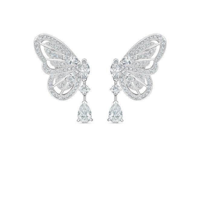 Butterfly earrings in white gold Shein Lookbook, Character Closet, Heart Drawings, Iridescent Wings, Nature Butterfly, Marvel Dr, Magic Forest, Jenner Outfits, Classy Jewelry