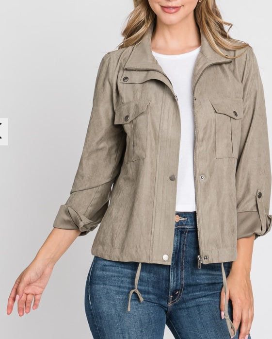 Cut: Utility crop jacket with zip closure, button details, front pocket Material: 93% POLYESTER, 7% NYLON Olive Shorts, Jacket Outfit Women, Safari Jacket, Fashion Over 50, Jacket Design, Utility Jacket, Light Jacket, Crop Jacket, Moda Fashion