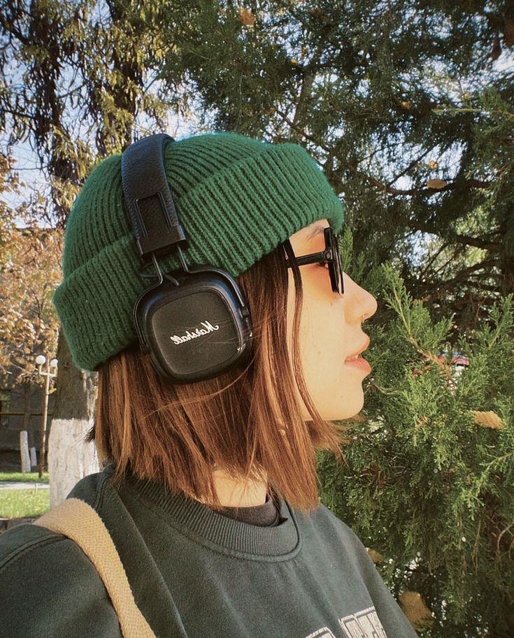 Blue Beanie Outfit Aesthetic, Small Beanie Outfit, Bennie Outfits, Woman With Headphones, Estilo Vans, Skater Fits, Beanie Outfit, Girl With Headphones, Outfit Retro