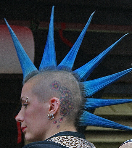 punk girl with blue hair #punk #fashion #mohawks Liberty Spikes, Punk Mohawk, Punk Rock Girls, Punk Subculture, Punk Culture, Mohawks, Arte Punk, Spiked Hair, Punk Aesthetic