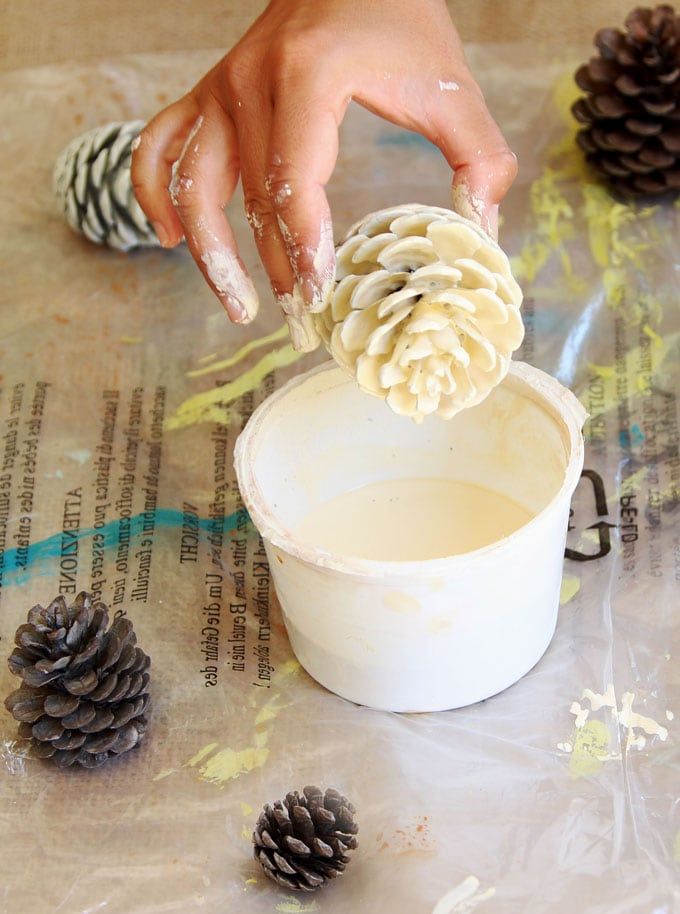 Easiest 5 Minute "Bleached Pinecones" {without Bleach!} - A Piece Of Rainbow Bleached Pinecones, Bleach Pinecones, White Pine Cone, Painted Pinecones, Pine Cone Art, Diy Pinecone, Pine Cone Decorations, Cones Crafts, Pine Cone Crafts