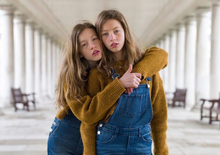 iGNANT-Photography-Peter-Zelewski-Alike-But-Not-Alike-23 Highlights Subtle, Twins Posing, Famous Twins, Twin Pictures, Twin Photography, Sister Photography, Sibling Poses, Twin Photos, Sibling Photography