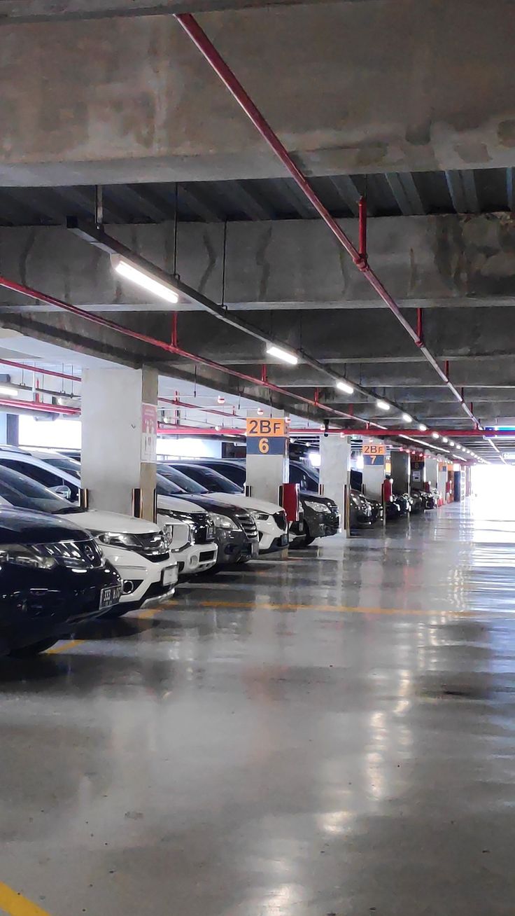 there are many cars parked in the parking garage