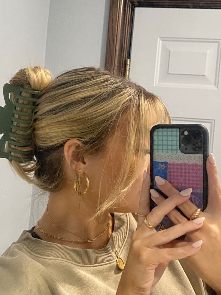 sage green claw clip with curtain bangs Grown Out Bangs, Green Claw Clip, Caramel Blonde Hair, Claw Clip Hairstyle, Clip Hairstyle, Blonde Bangs, Short Dark Hair, Clip Hairstyles, Hair Color For Women