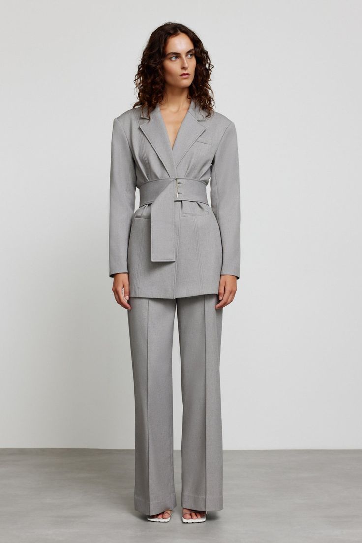 Signature suiting has seen an update this season ~ the Joie Blazer in Ash is crafted from an easy wear fabrication. A stand out silhouette, featuring wide lapels, detachable waist belt with t-bar closure, faux waist pockets and tailored sleeves. PRODUCT DETAILS - Structure silhouette - Lined - Top stitching - Hook & T-bar closure - Detachable waist belt Model is 177cm / 5’9” wearing an 8AU / 4US Composition: 87% Polyester, 9% Linen, 4% Elastane Plus Size Corporate, Resort Wear Fashion, Vintage Clothes Women, Belted Blazer, Open Front Blazer, Luxury Event, Casual Sets, Blazer Dress, Colored Blazer