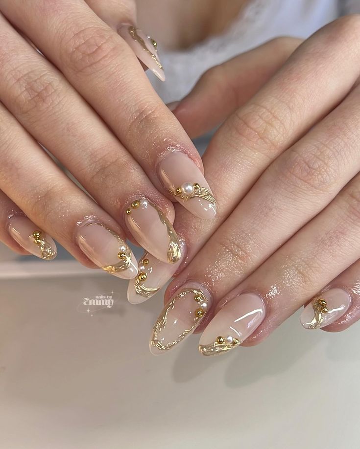 ⋆.˚classy gold⋆.˚ ─── ⋆⋅☆⋅⋆ ── #gelx #goldnails #goldchromenails #nailart #nailideas #nailinspiration #nailinspo Gold And Flower Nails, Gold And Champagne Nails, Classy Nails With Gold, Light Gold Acrylic Nails, Quinceanera Nails Gold, White And Gold Nails Square, Nail Ideas Black And Gold, Gold And Cream Nails, Gold Xv Nails