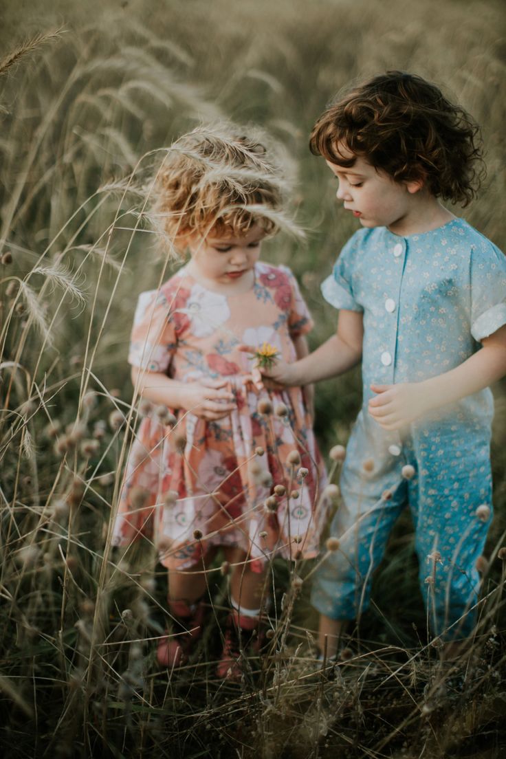 Taylor Photoshoot, Forest King, Children Laughing, Outdoor Family Photoshoot, Kids Style Hair, Climbing Trees, Family Photoshoots, Photoshoot Family, Sibling Photography