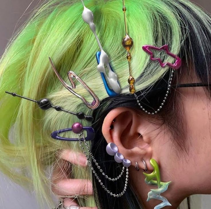 Maximalist Hairstyle, Cool Hair Clips, Fun Hair Clips, Hair Assories, 90s Hair Accessories, Y2k Moodboard, Unique Hair Accessories, Funky Hairstyles, Green Blue Purple