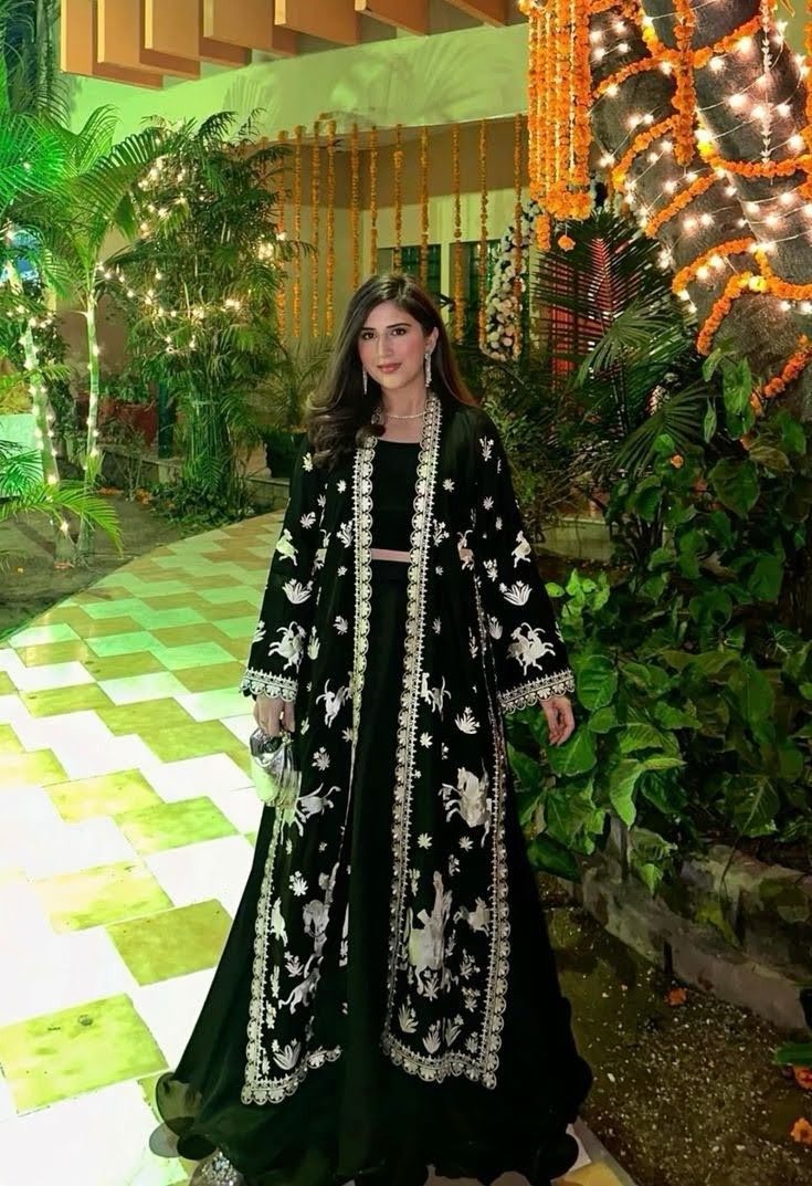 Velvet Suit Design Party Wear, Long Shirt Outfits For Wedding, Pakistani Gown Designs, Velvet Shirt Designs Pakistani, Wedding Dresses Simple Pakistani, Barat Dress Ideas, Black Eid Dress, Velvet Dress Designs Pakistani, Velvet Suit Designs Pakistani