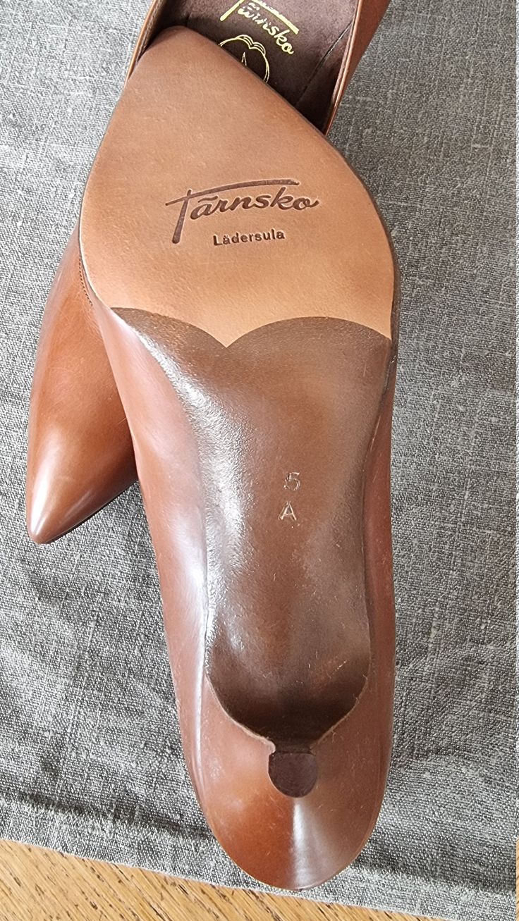 "In leather with leathersole heel 7.5 cm Size 4 inside 24.2 cm width 7.5 cm Size 4.5 inside 24.6 cm width 7.5 cm Size 5 inside 25.6 cm width 7.5 cm Size 5.5 inside 25.8 cm width 7.5 cm Size 6 inside 26.5 width 7.5 cm Width is measured outside of the shoe Our shoes have never been used and are in excellent condition. Most of our pairs will be delivered in the original carton. As they have been in storage for 40+ years, they can have a bit of an \"attic\" smell. If you use your shoes this will soo Business Heels With Leather Sole And Medium Width, Business Kitten Heels With 4-inch Heel And Round Toe, Business High Heels With Leather Sole, Classic Open Toe Heels For Business, Office High Heel Leather Shoes With Branded Insole, Business Leather High Heel Shoes Medium Width, Business Leather Shoes With Padded High Heel, Business Leather Shoes With Padded Heel And High Heel, Medium Width High Heel Leather Shoes For Business