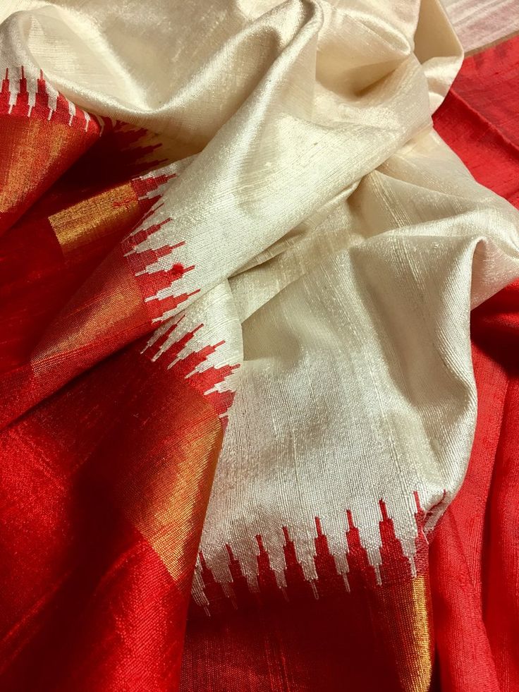 Red And White Saree, Nalli Silk Sarees, Bengali Saree, Kanjivaram Sarees Silk, Kota Silk Saree, Silk Sarees With Price, Dark Red Color, Raw Silk Saree, Fancy Sarees Party Wear