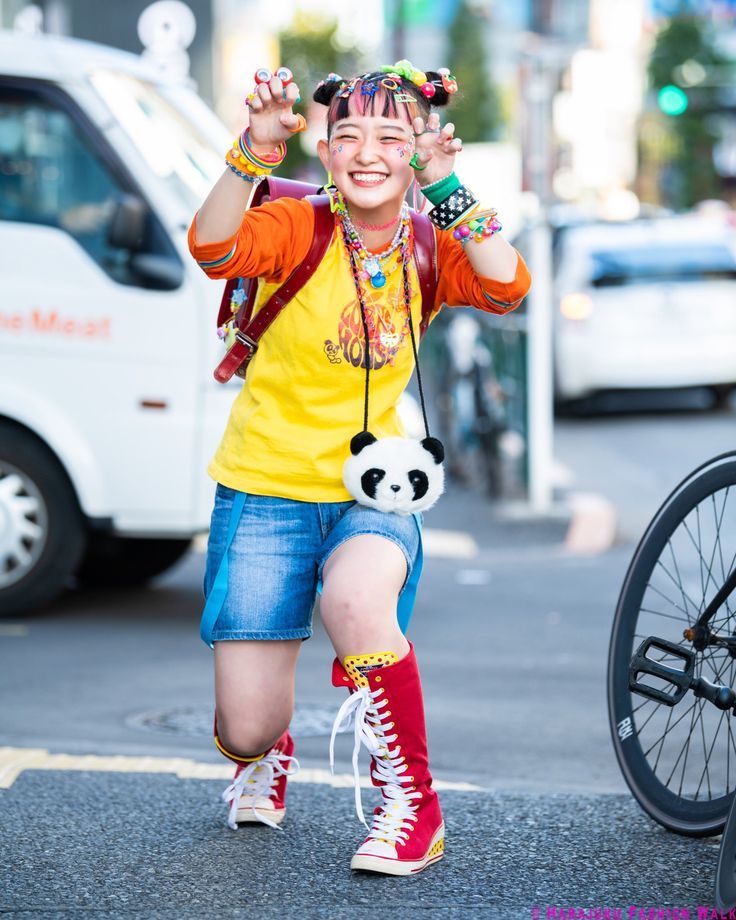 Harajuku Fashion Decora, 90s Japanese Fashion, Decora Harajuku, Fashion Inspo 2023, Harajuku Decora, Fruits Magazine, Harajuku Tokyo, Fashion Walk, Colorful Clothes