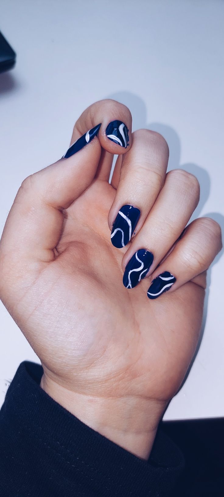 Navy blue nails Dark Blue Nails White Design, Nail Art Biru Navy, Short Nails Dark Blue, Navy Blue And White Nails, Nail Art Navy Blue, Nail Art Navy, Navy Nail Art, Mom Nails, Light Blue Nail Designs