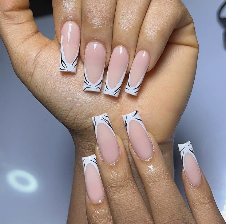 Medium length nails with a french nail design and some little black lines. Beginner Nails, Plain Acrylic Nails, Posh Nails, Acrylic Nails Nude, Wow Nails, Style Nails, Diy Acrylic Nails, Ombre Acrylic Nails, Glitter Gel Nails