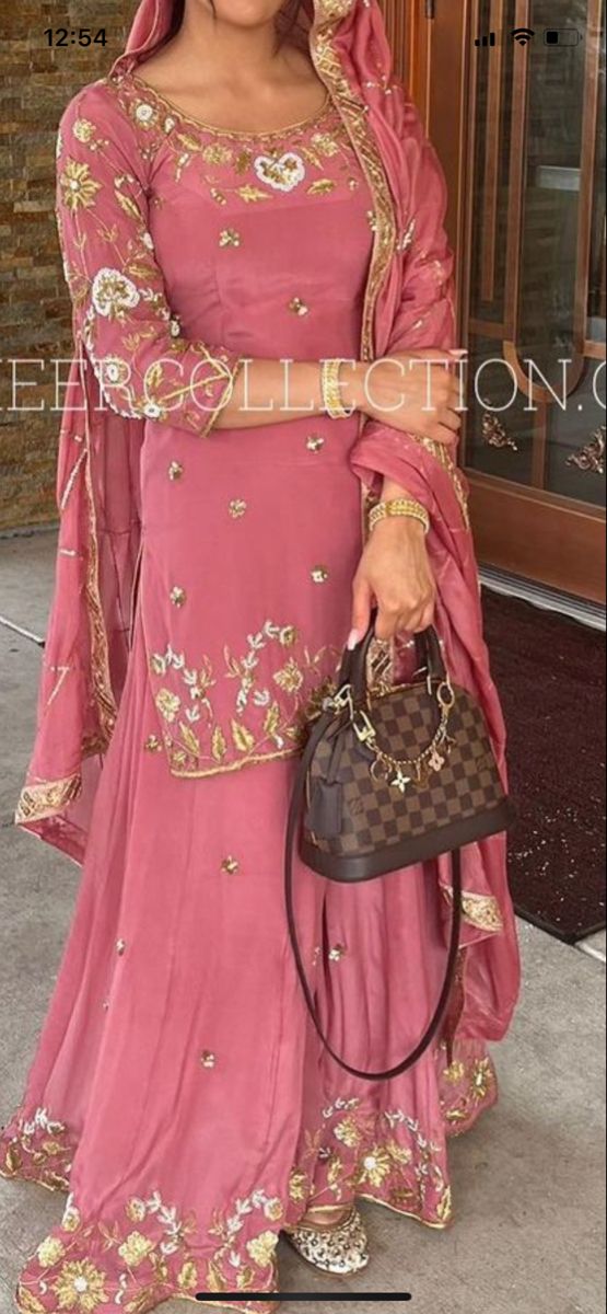 Embroidery Suits Punjabi Party Wear, Printed Frocks For Women, Frock Suit Ideas, Frocks For Women, Punjabi Wedding Suit, Designer Suits For Wedding, Punjabi Dress Design, Frock Suit, Suits For Women Indian