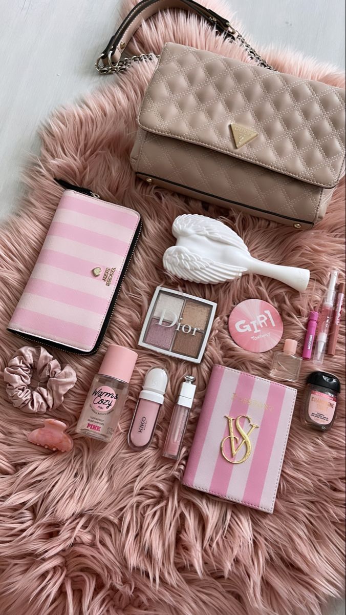 Inside My Bag, Pink Lifestyle, Purse Essentials, Handbag Essentials, Pink Life, Fancy Makeup, What In My Bag, Pastel Pink Aesthetic, Pink Girly Things