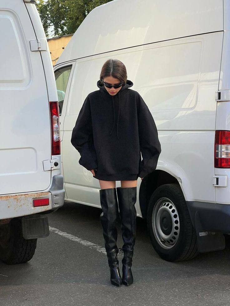 Hoodie And Knee High Boots Outfit, Hoodie Heels Outfit, Oversized Boots Outfit, Oversized Black Hoodie Outfit, Long Boots Outfit, Big Hoodies, Knee Boots Outfit, Outfit Oversize, Models Off Duty Style