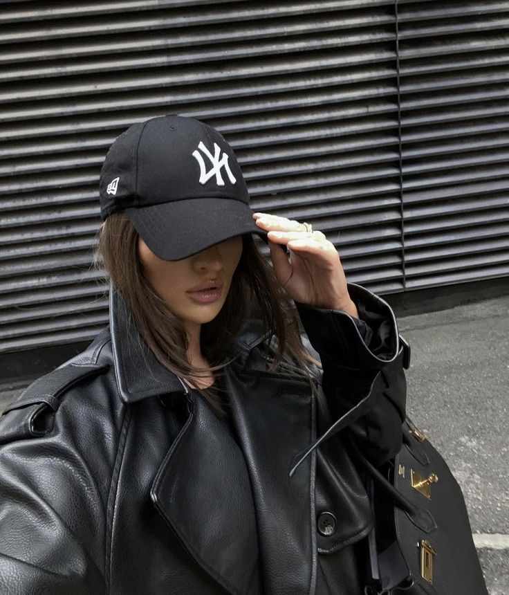 Ny Cap Outfit, Ny Cap, Yankees Baseball Cap, Clueless Fashion, Ny Outfits, Cap Outfit, Looks Country, New York Yankees Baseball, Mum Fashion