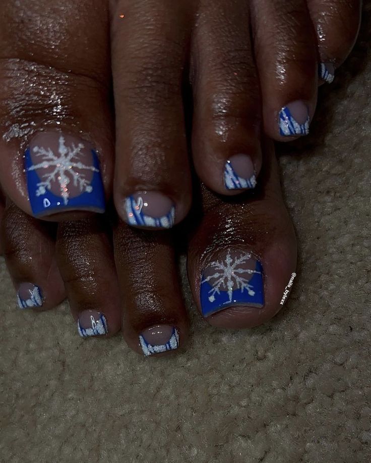 White Christmas Toe Nails, Overlay Christmas Nails, Halloween Acrylic Toes, Christmas Acrylic Toes, Snowflake Toenails, Christmas Nails Toes, Xmas Toe Nail Designs, Toe Nail Designs For Winter, Snowflake Pedicure