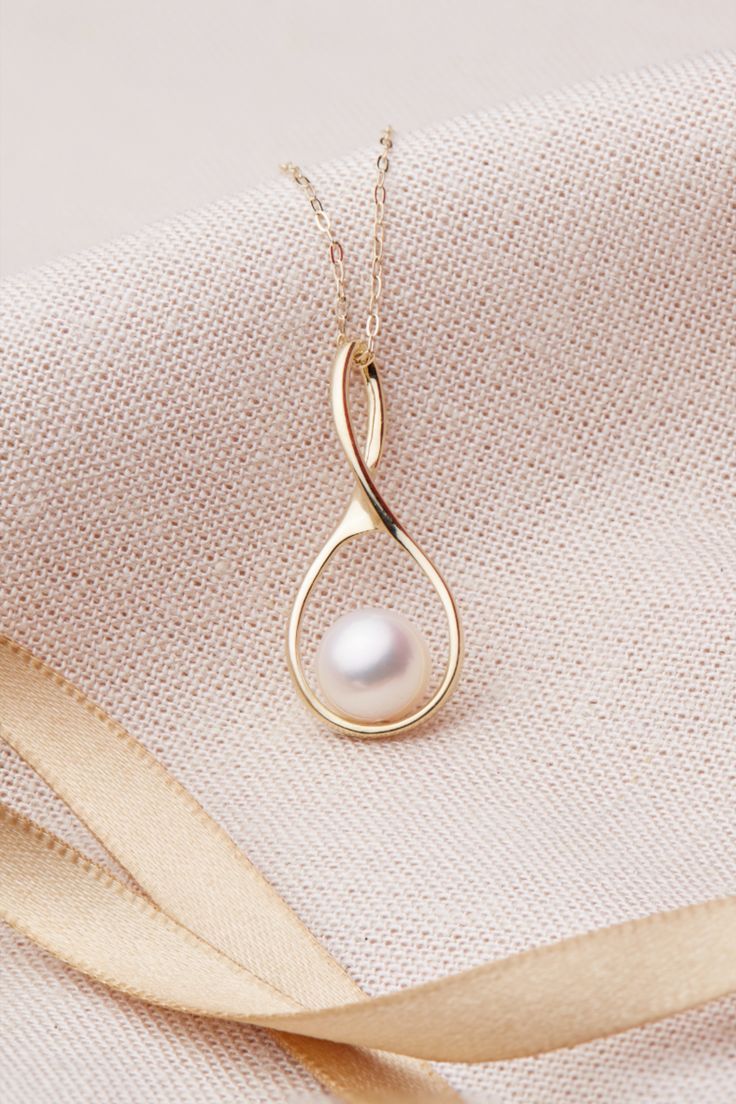 Pendant Designs Diamond, Pearl Pendant Designs, Modern Pearl Jewelry Design, Gold Pearl Jewelry Necklace, Diamond Pearl Necklace Set, Modern Pearl Jewelry, Pearl Earrings Designs, Diamond Pendants Designs, Lucky Jewelry