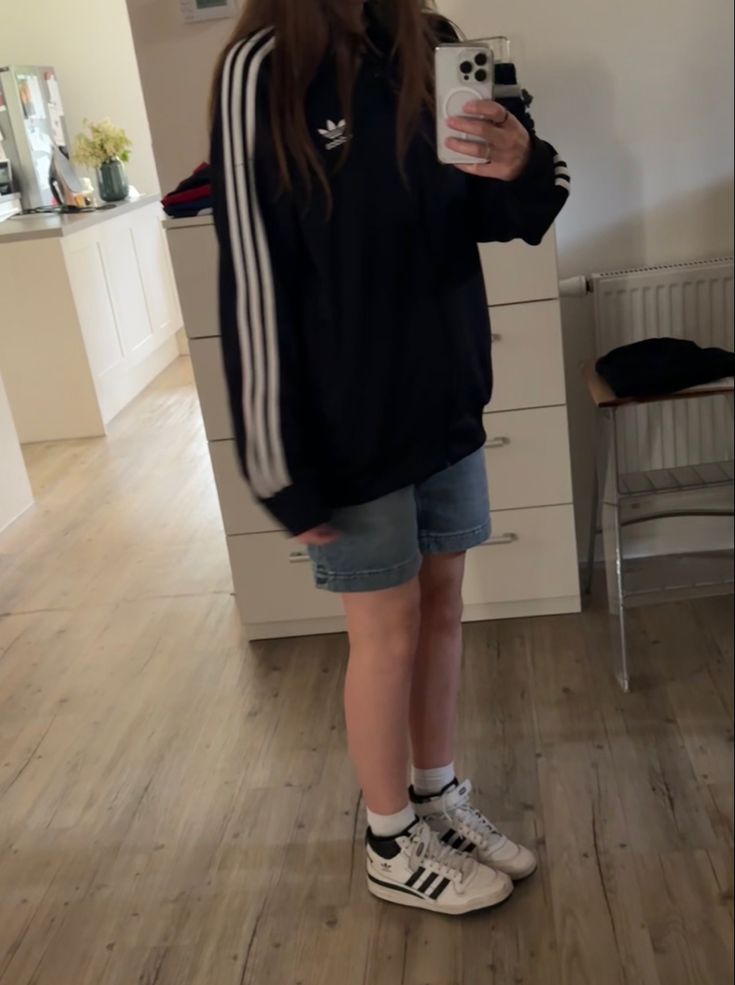 Jorts Outfit, Looks Adidas, 2024 Board, Outfit Denim, Look Adidas, Diy Vetement, Tomboy Style Outfits, Lazy Outfits, Adidas Girl