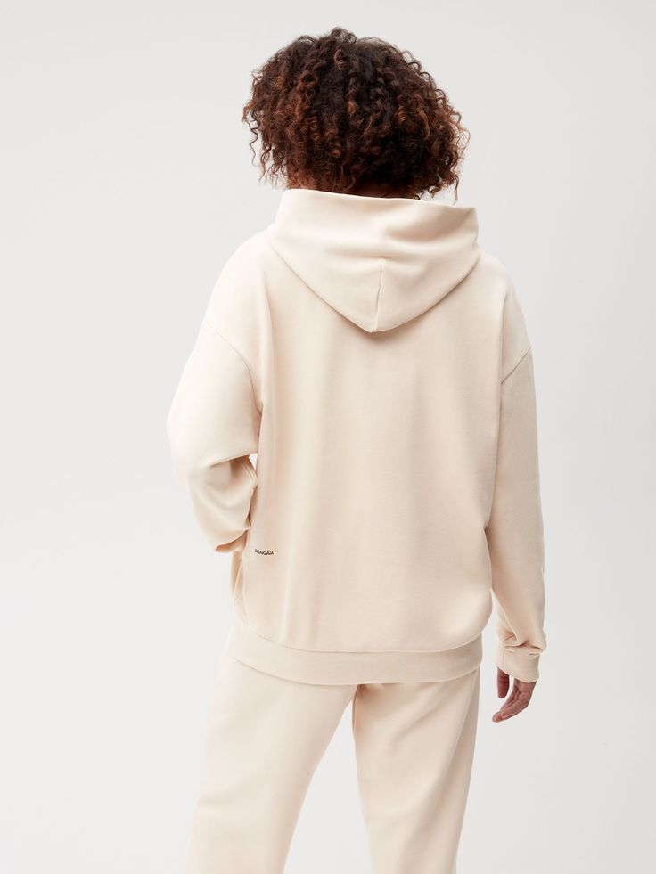 PANGAIA 365, our oh-so-soft essentials designed to be worn across the 4 seasons, 365 days a year. The 365 hoodie is made from 100% Organic Cotton. It’s a medium weight fabric, with a loop back texture inside and a finishing that provides extra softness. The Sand color was created using a recycled water system. ### Olamide is 178cm / 5’10 , she is wearing a size S. Back Of Hoodie, Slim Sweatpants, Color Plain, Sweat Dress, Graphic Tee Dress, Peppermint Oil, Tracksuit Set, Nice Leather, Cotton Hoodie