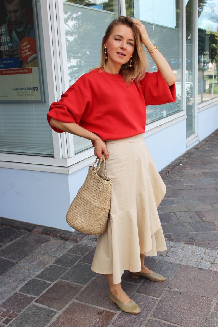 Red Skirt Outfits, Red Sweater Outfit, Oversized Red Sweater, Boss Fashion, Mango Skirts, Mango Shoes, Skirt Outfit Summer, White Linen Skirt, Capsule Wardrobe Essentials