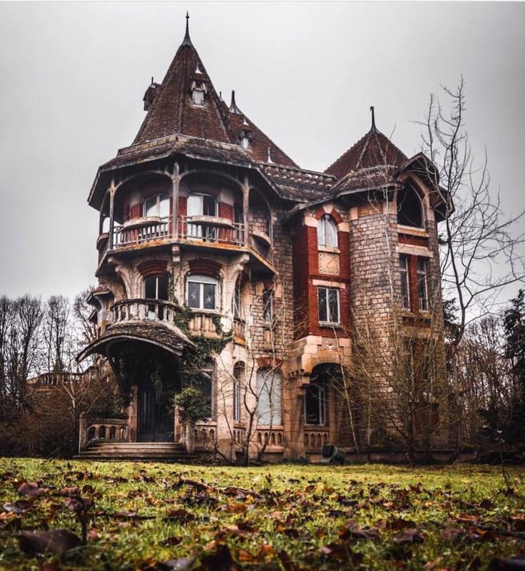 an old abandoned house with ivy growing on the windows and balconies in front