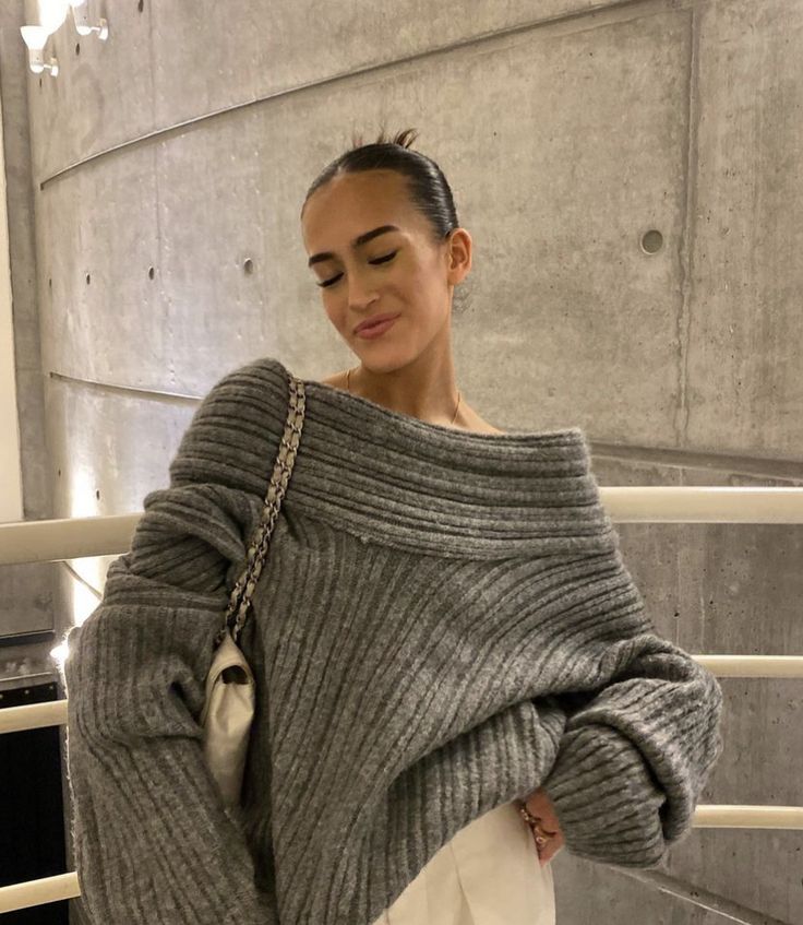 Source Unknown Sweater, Fall 23 Fashion Trends, Off Shoulder Sweater Outfit, Uni Fits, Interview Outfits, Studying Abroad, Pics Inspo, Autumn Fits, Comfy Outfit