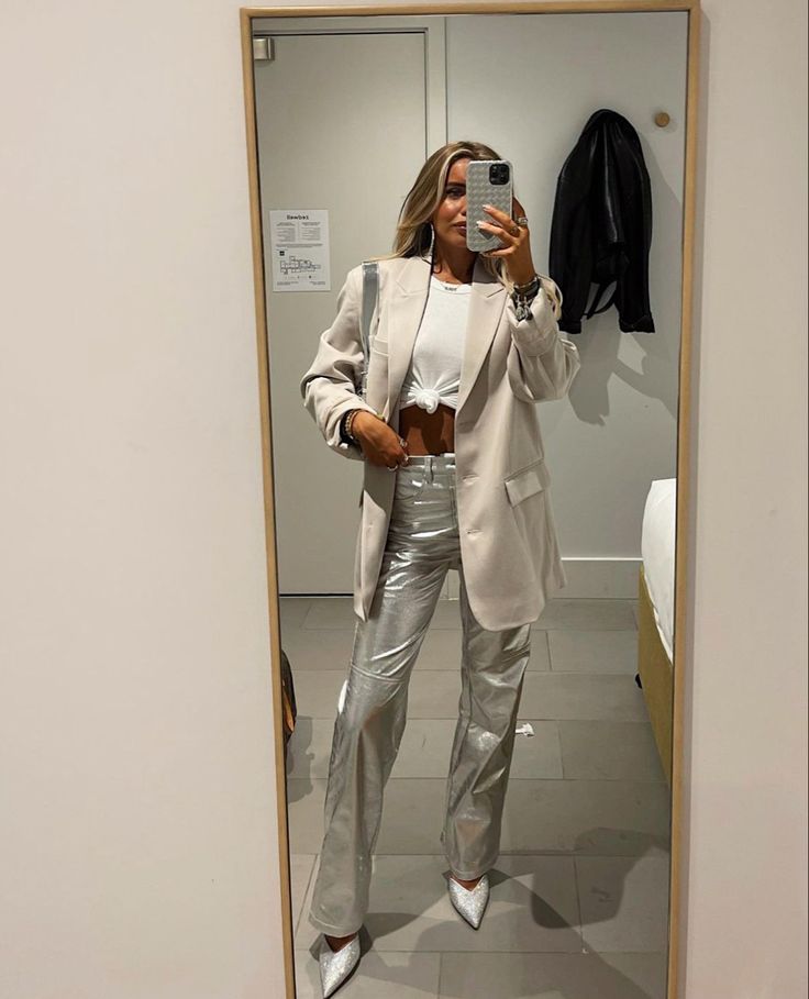 Silver Pants Outfit, Metallic Pants Outfit, Silver Trousers, Silver Outfits, Silver Pants, Metallic Pants, Cold Outfits, Metal Clothing, Outfit Inspo Fall