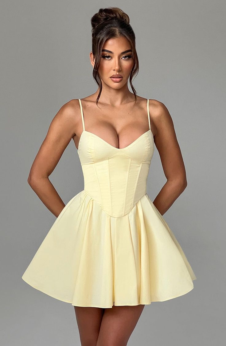 Analeigh is effortlessly dressed up or down. crafted in a lightweight cotton blend with boned corset and sweetheart neckline. With a lace up back for a super cinched waist. the skirt is full and the straps are adjustable for your perfect fit.   Colour: Lemon. Premium non-stretch cotton blend fabric. Fully lined. Adjustable straps. Boning in corset. Sweetheart neckline. Waist cinching. Lace up back. Super full. voluminous skirt. Invisible zipper fastening. Mini length. Model is an XS and is weari Corset Back Hoco Dress, Yellow Dresses Short, Pelo Color Vino, Homecoming Dresses Corset, Voluminous Skirt, Maxi Dress Sale, Corset Mini Dress, A Line Dresses, Sparkle Dress