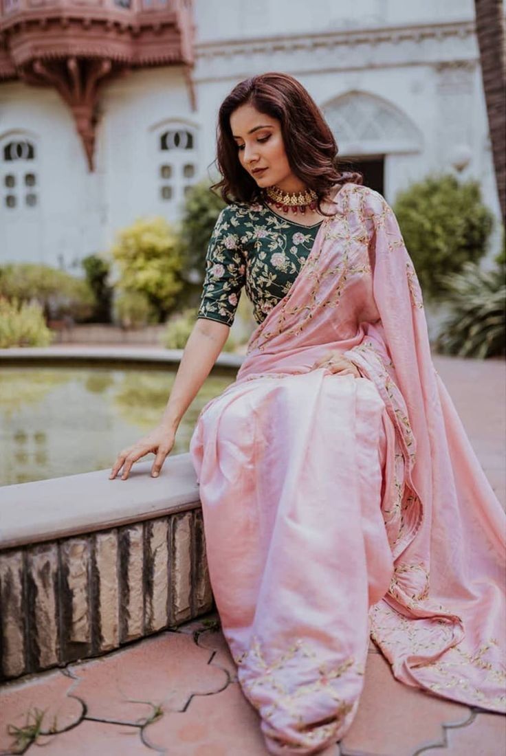 Dark Pink Saree Contrast Blouse, Pink Traditional Dress, Pink Wedding Saree, Dark Pink Blouse, Saree Green, Saree Blouse Styles, Wedding Saree Blouse, Wedding Saree Blouse Designs, Wedding Saree Collection