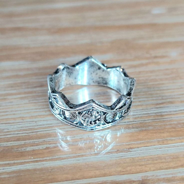 Queen Or King Crown Ring- Color Antiqued Silver- The Last Picture Shows Size Reference With A Quarter. Size 8. Great For Cosplay, Costume, Etc! Pirate Rings, Pirate Ideas, Pirate Ring, Jewelry King, King Or Queen, King Crown, The Last Picture Show, Kings Crown, Queen Crown