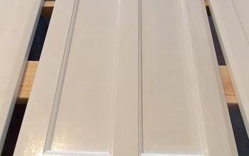 the bottom part of a white cabinet door