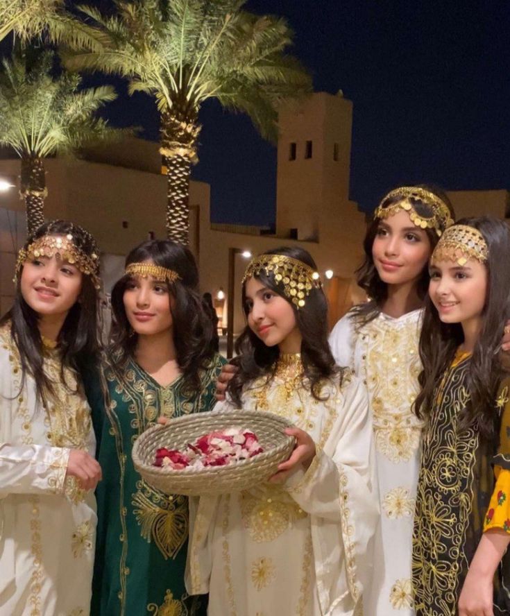 Arab Woman Outfit, Emirati Traditional Clothes, Saudi Arabian Wedding, Saudi Arabian Traditional Clothing, Arabian Nights Wedding Dress, Arabian Nights Aesthetic Outfit, Arabian Nights Outfit Women, Arabian Nights Theme Party Outfit, Arabic Night Outfit