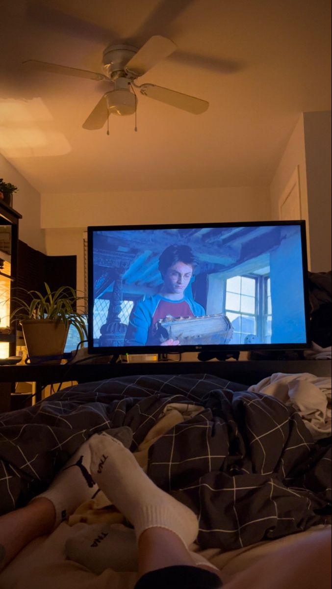 Couple Movie Night At Home Aesthetic, Couple Movies Aesthetic, Movie Night Harry Potter, Movie At Home Date Night, Watching Movie With Boyfriend, Couples Watching Movies In Bed, Home Movie Date Aesthetic, Couple Movie Night At Home, Movie At Home Aesthetic