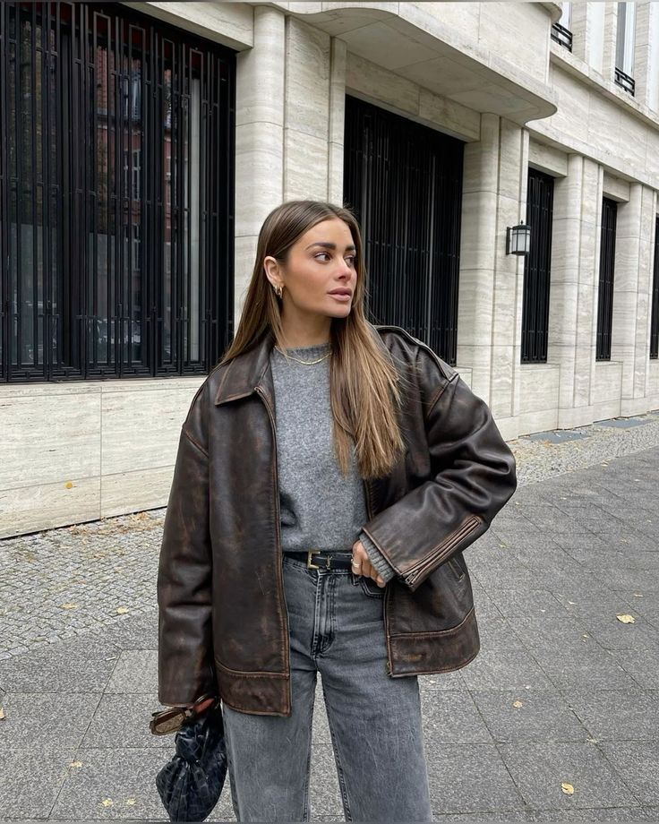 Mary Kate Style, Leather Blazer Fall Outfit, Distressed Brown Leather Jacket, Soft Autumn Street Style, Oversize Brown Leather Jacket, Brown Oversized Jacket Outfit, Birthday Week Outfits, How To Style A Brown Leather Jacket, Leather Brown Jacket Outfit