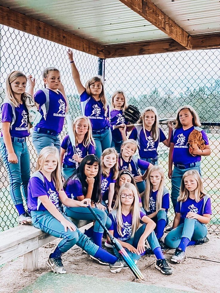 the softball team is posing for a photo