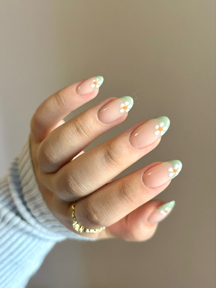 Light Sage Green French Tip Nails, White French Nails With Green Design, Green French Nails With Flowers, French Tip With Daisy Nails, Daisy Nails With French Tip, French Nails Daisy, Daisy French Manicure, Green French Tip Nails With Flowers, Cute Green French Tip Nails