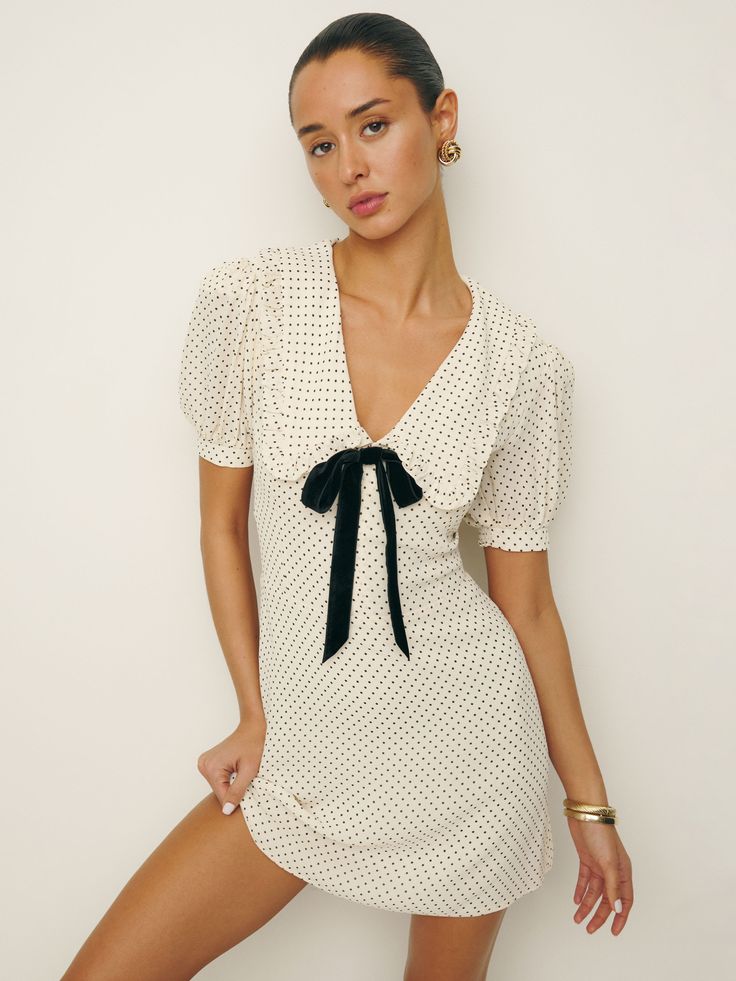 Get some compliments. Shop the Kaylia Dress from Reformation, a mini dress with a v-neckline, puff sleeves, oversized collar, and ties at the front. Beach Dress Casual, Oversized Collar, Essential Dress, Mini Dresses For Women, Suspender Dress, Short Sleeve Mini Dress, Look Vintage, Mode Inspo, Mini Dress With Sleeves