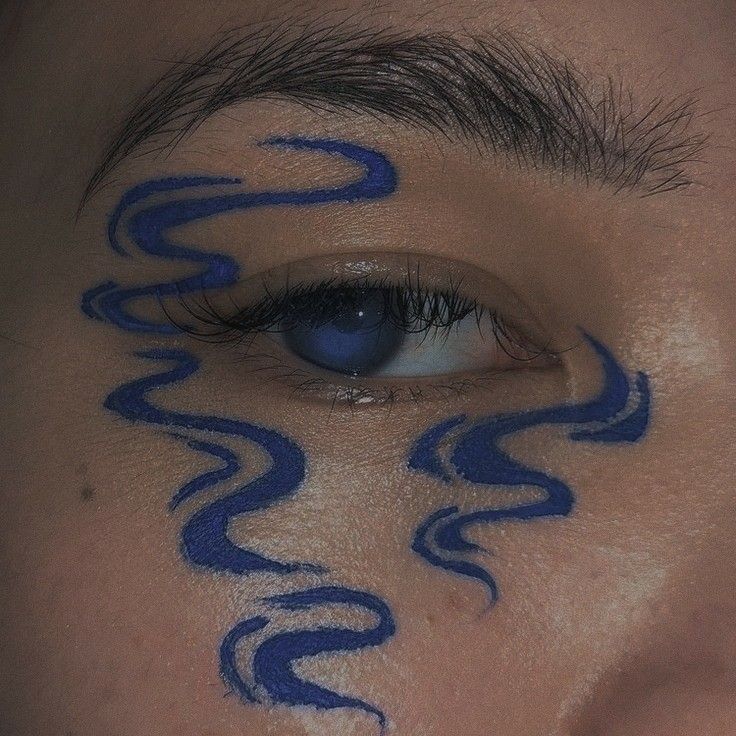 Aesthetic Face Paint Ideas, Aesthetic Face Tattoo, Face Tattoo Aesthetic, Blue Face Paint Ideas, Blue Liner Makeup Look, Blue Halloween Makeup, Face Paint Aesthetic, Blue Eye Tattoo, Aesthetic Face Paint