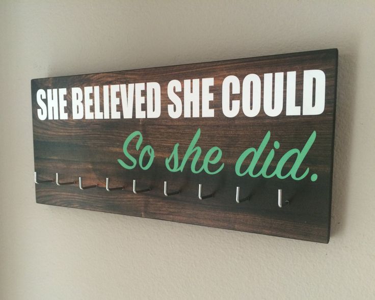 a wooden sign that says she belved she could so she did on the wall