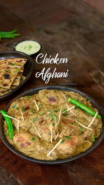 chicken alghani served in a pan with green peppers and pita bread on the side