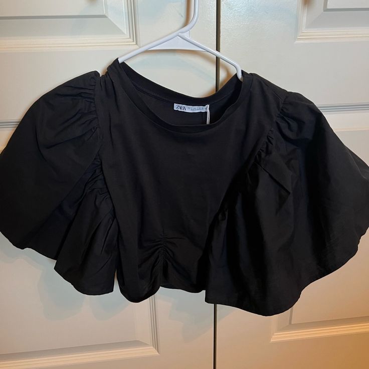 Zara Puffy Sleeve Crop Top In Size Small Black Cropped Ruffle Crop Top, Black Crop Top Blouse For Spring, Black Cropped Tops For Spring, Black Puff Sleeve Top For Brunch, Zara Black Top For Spring, Zara Black Tops For Spring, Zara Black Tops For Day Out, Zara Black Cropped Top, Black Puff Sleeve Crop Top For Spring